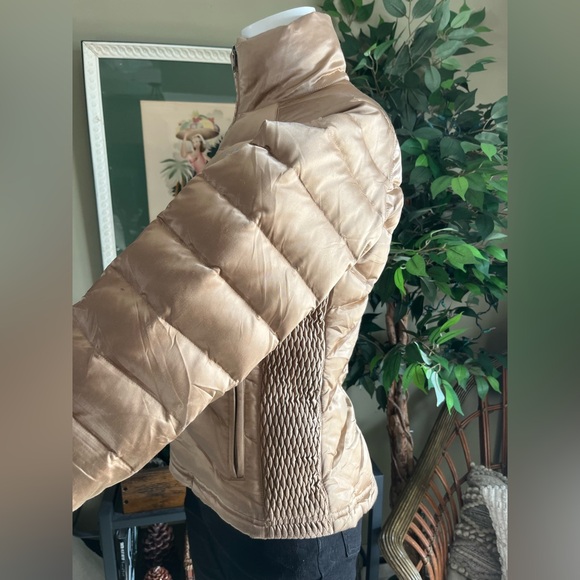 The North Face Women's Gold Puffer Jacket - Picture 8 of 12